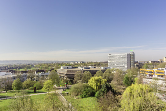 Blick über das Parkgelände der TU Dortmund auf den Mathetower, die Bibliothek und die Mensa