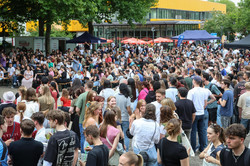 Photo: Many people gather on the North Campus for TU Dortmund University's summer party.