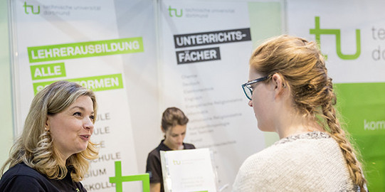 Messestand Drei Frauen am Messestand der TU