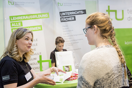 Drei Frauen am Messestand der TU