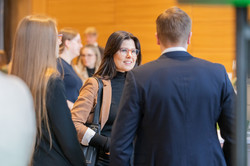 Teilnehmende der Stipendienfeier im Gespräch