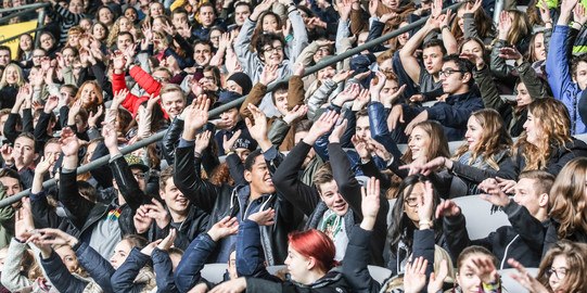 Studierende auf der Tribüne des Signal-Iduna-Parks