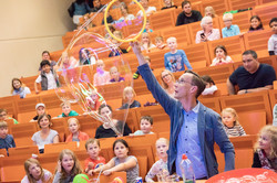 KinderUni Wie entstehen Seifenblasen - Prof. Scheuer macht eine riesige Seifenblase