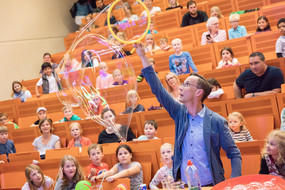 Wie entstehen Seifenblasen - Prof. Scheuer macht eine riesige Seifenblase