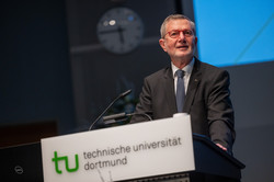 Am Rednerpult steht Guido Baranowski, Vorstandsvorsitzender der Gesellschaft der Freunde der TU Dortmund e. V.