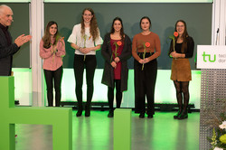 Preisträger*innen auf der Bühne