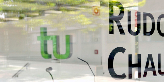 Schriftzug Rudolf Chaudoire auf einer Glasscheibe