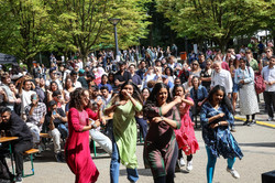 Photo: The Bollywood dance group performs in front of an audience on Martin-Schmeißer-Platz.