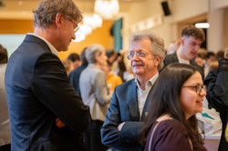 Teilnehmende der Stipendienfeier im Gespräch