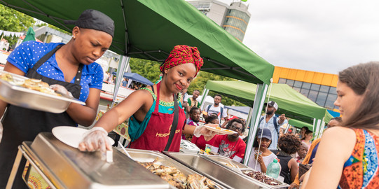Internationaler Stand mit Essen auf der Mensabrücke