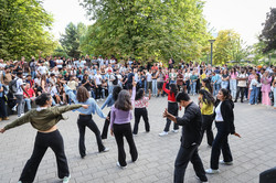 Photo: A dance group performs in front of an audience at the TU Dortmund University summer party.