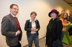 Three people smile into the camera, on the left Prof. Turek, on the right Prof. Burzan, in the middle stands a woman.