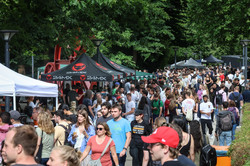 A photo of the lively campus at TU Dortmund University's summer festival.