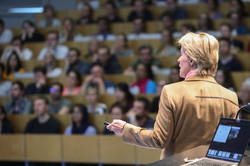 Vortrag Frances Arnold Initialzündung Frances Arnold präsentiert dem Publikum ihre Folien.