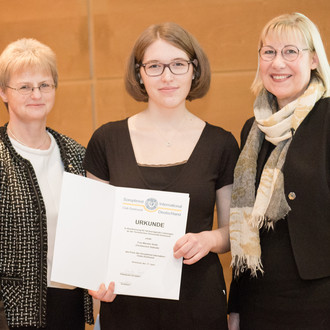 Preisträgerin des Soroptimist Förderpreises, Marieke Stolte mit Rektorin und der Präsidentin des SIC Dortmund 