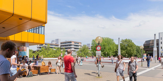 Mensa und Mensabrücke mit Studierenden